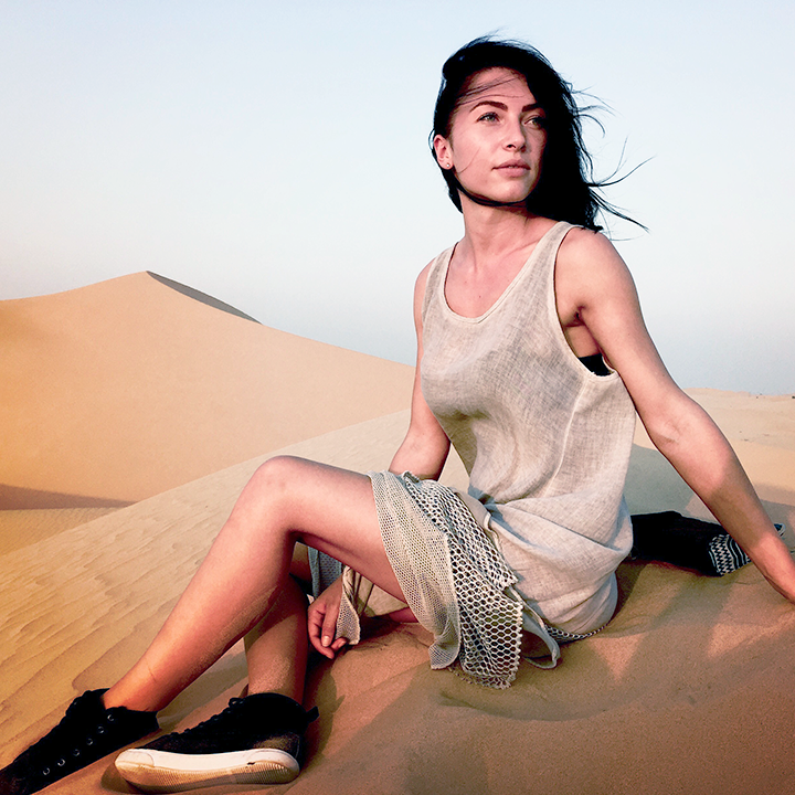 Safari Looks That Balance Comfort With Quiet Elegance and Muted Hues